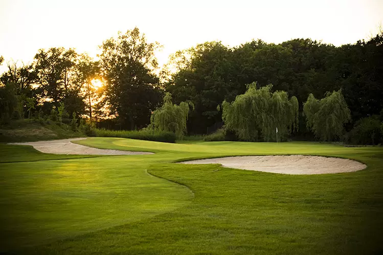 Obiekty w okolicach pola golfowego na prestiżowe szkolenie