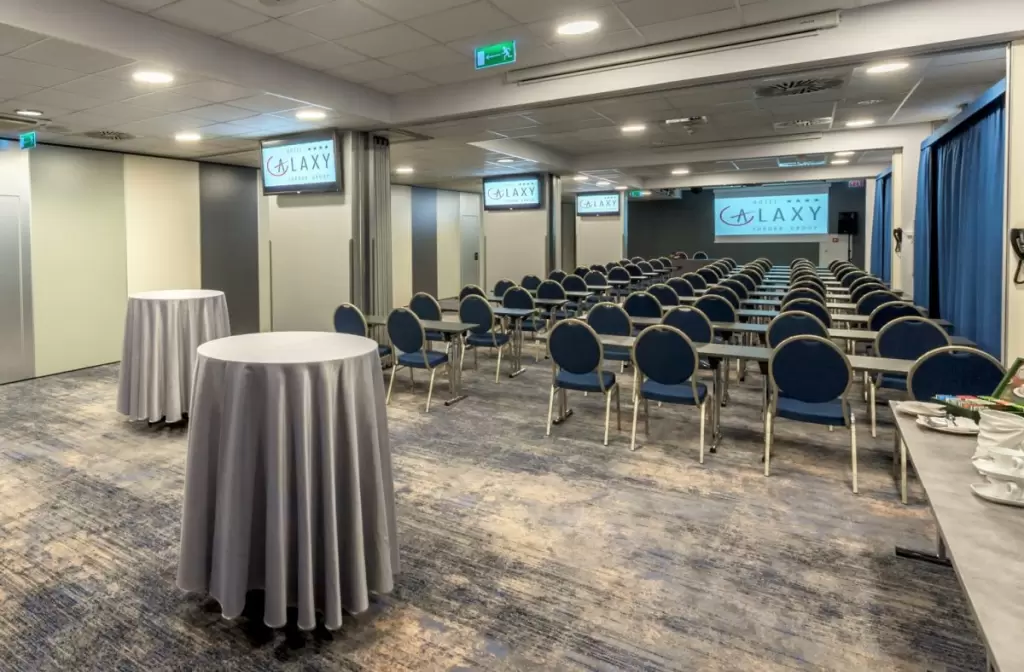 Które ośrodki na spotkania biznesowe w małopolskich stronach posiadają sale konferencyjne na 100 osób?