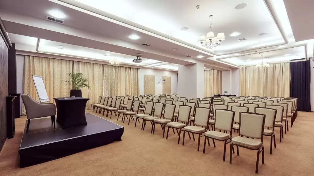 Które hotele szkoleniowe w regionie małopolskim posiadają sale na szkolenie na 200 osób?