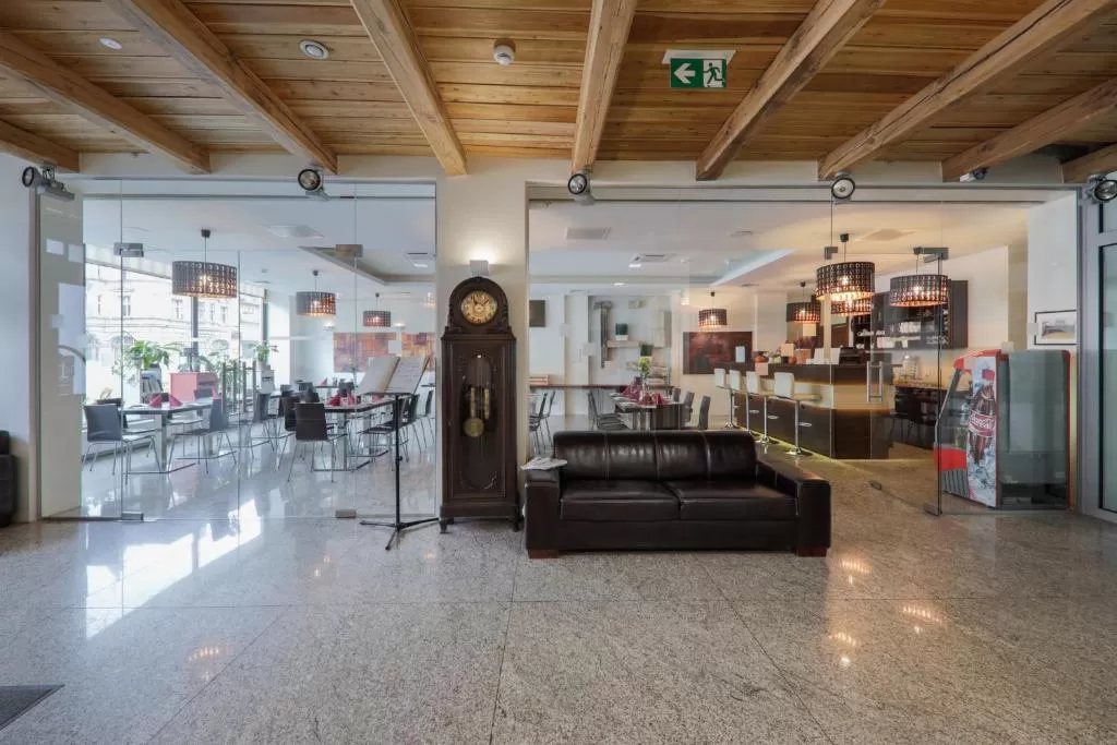 O której zaczyna się i kończy doba hotelowa w obiekcie Kamienica pod Aniołami?