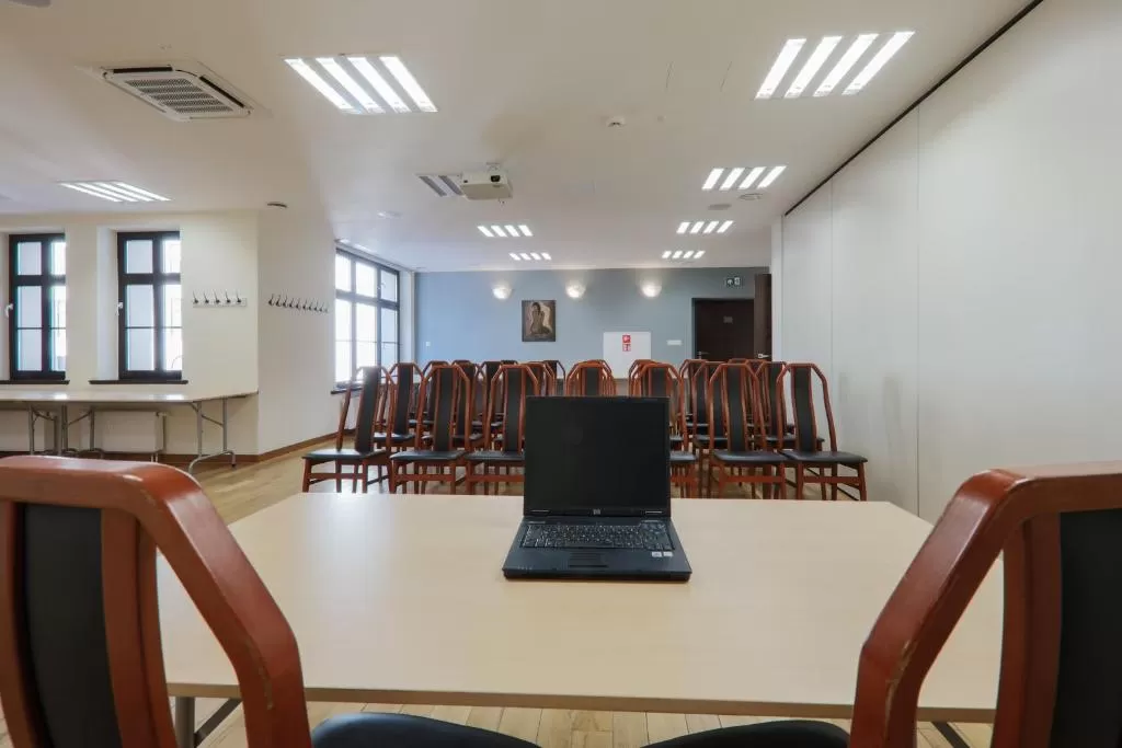 Na ile osób maksymalnie można zorganizować konferencję w obiekcie Kamienica pod Aniołami?