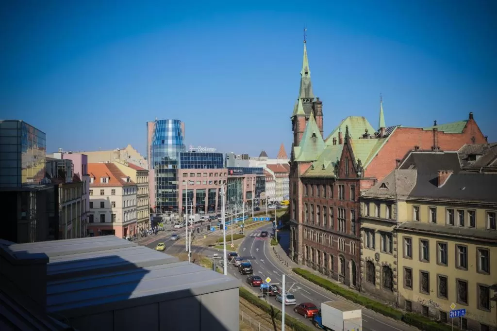 Czy Kamienica pod Aniołami posiada własny parking oraz czy w jego okolicy znajdują się też inne parkingi?