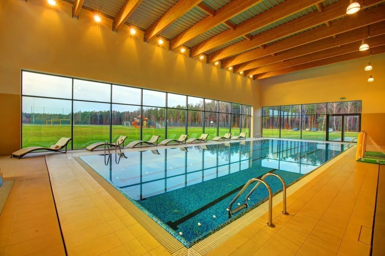 W jakich godzinach można skorzystać z basenu w hotelu BoniFaCio Sport Resort & SPA?
