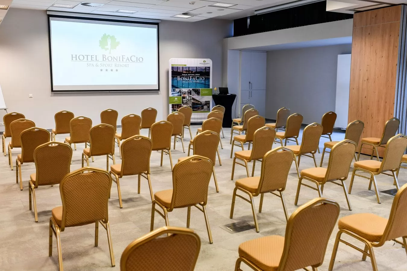 Na ile osób maksymalnie można zorganizować konferencję w hotelu BoniFaCio?