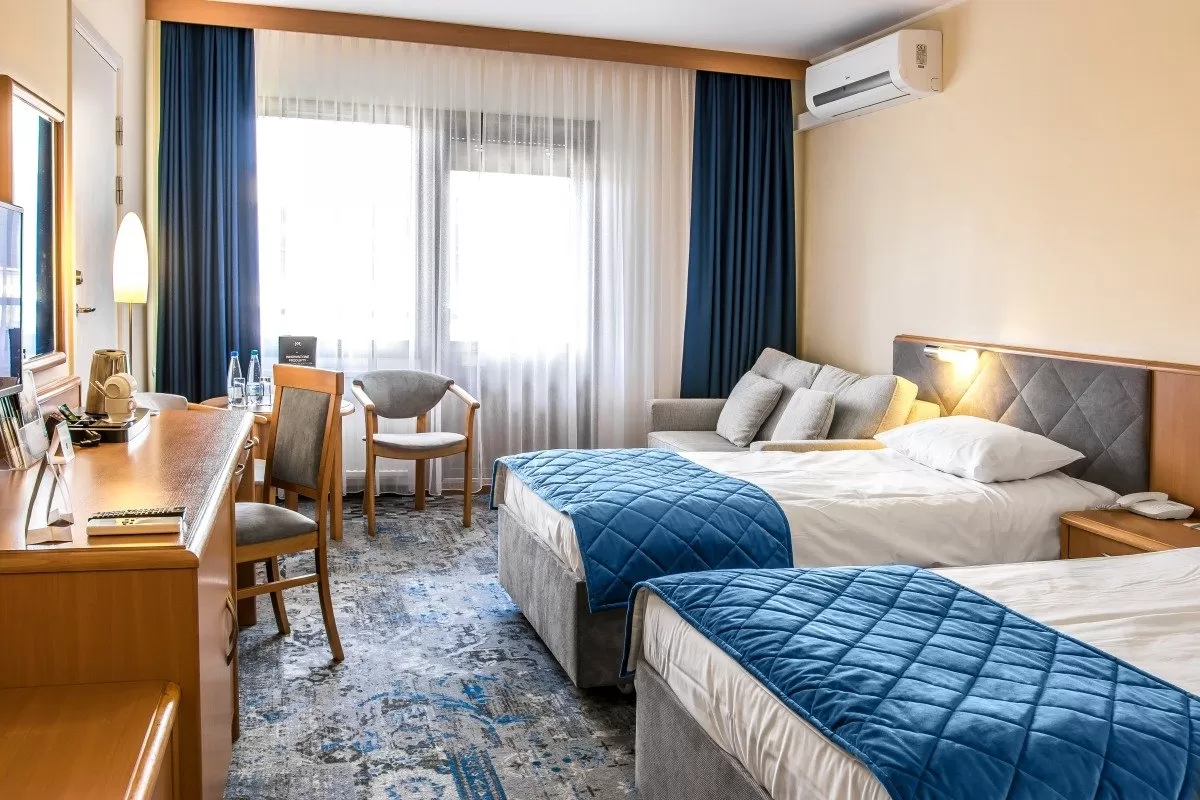 Jakiego rodzaju pokoje oferuje hotel Mrągowo i w co są one wyposażone?