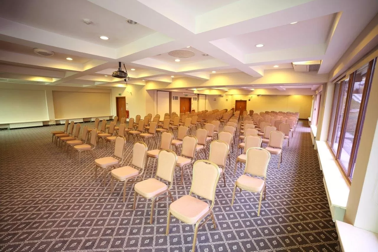 Na ile osób maksymalnie można zorganizować konferencję w hotelu Mrągowo Resort?