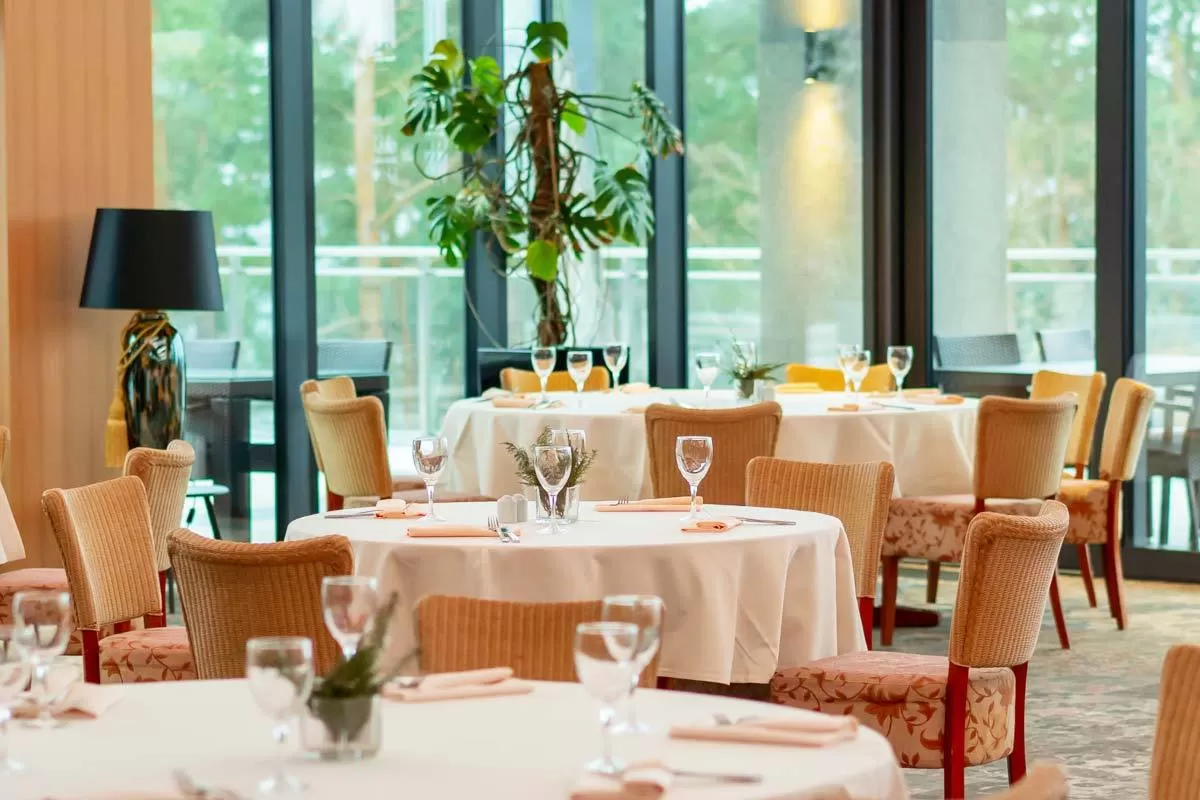 Co oferuje i w jakich godzinach czynna jest restauracja w hotelu Mrągowo Resort?