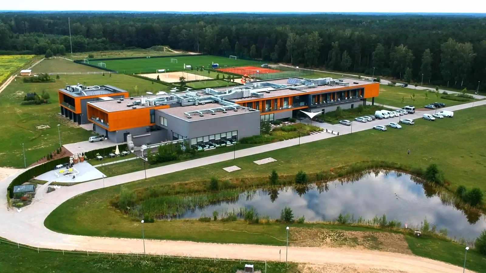 Czy hotel BoniFaCio Sport Resort & SPA posiada własny parking?