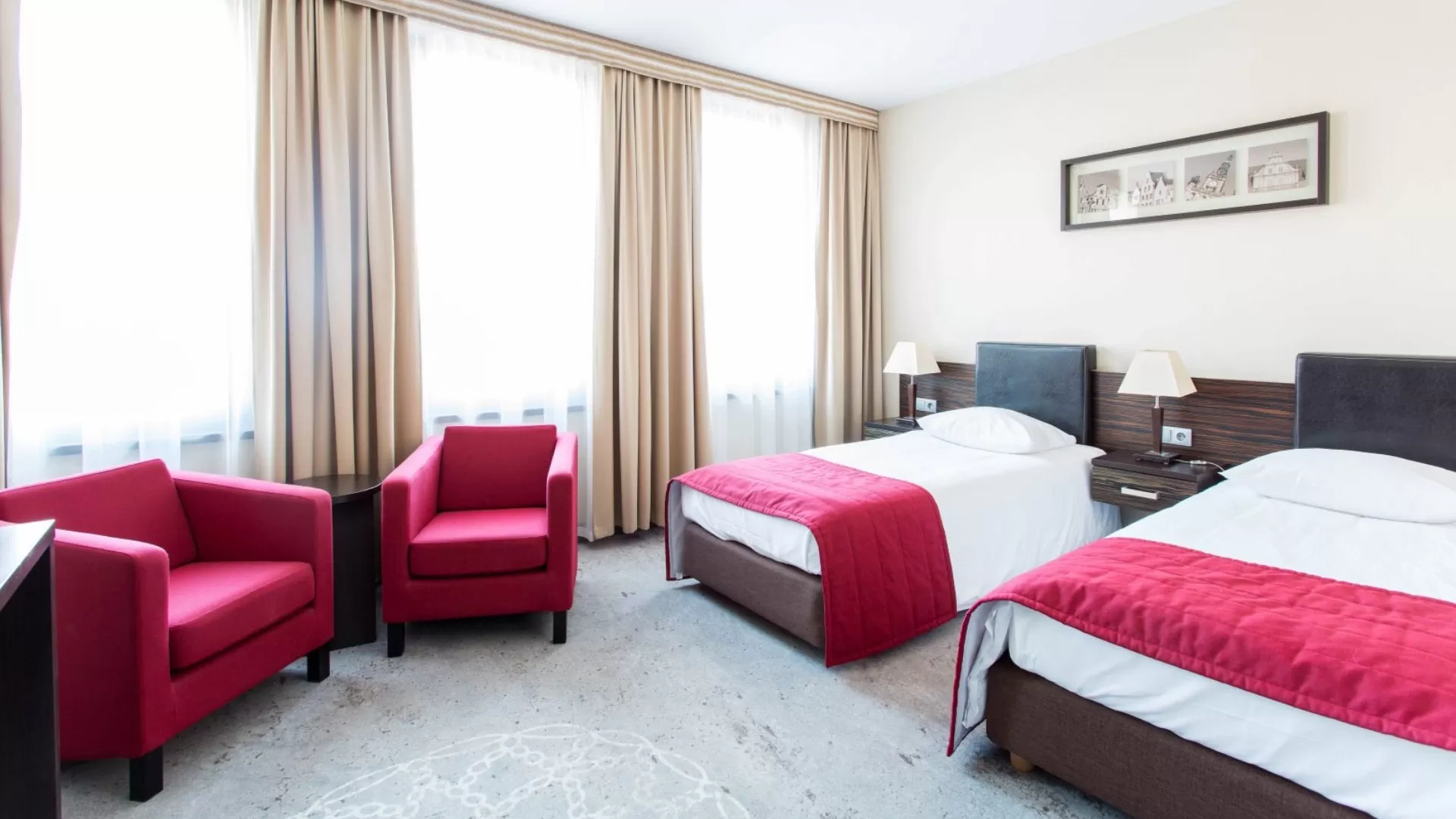 Co znajduje się na wyposażeniu pokoi Qubus Hotel Gdańsk? Czy jest suszarka do włosów, telefon, itd.?