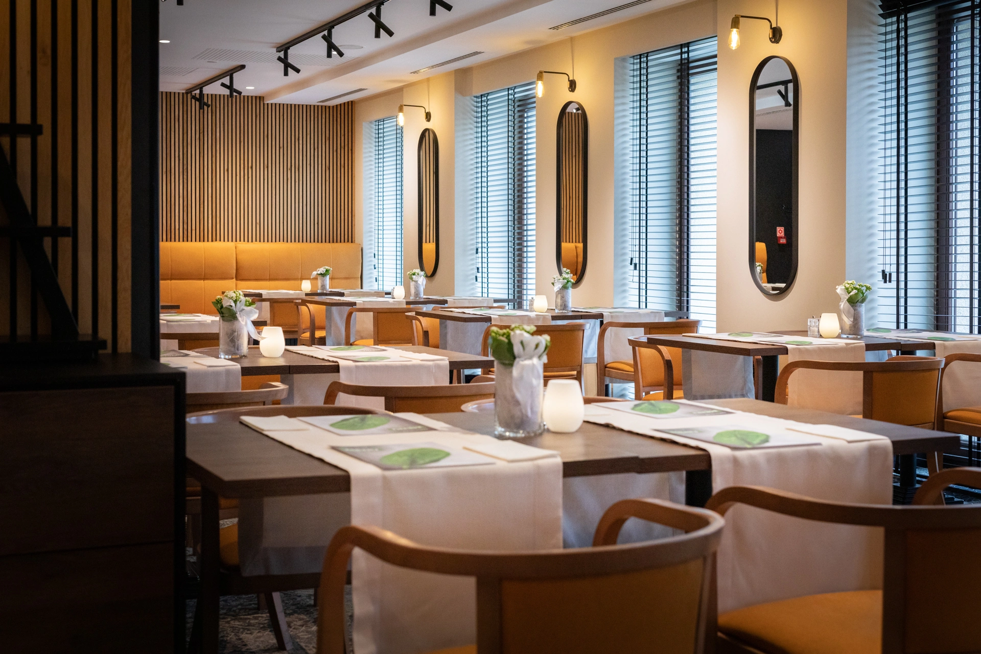 Co oferuje i w jakich godzinach czynna jest restauracja obiektu Qubus Hotel Gdańsk?