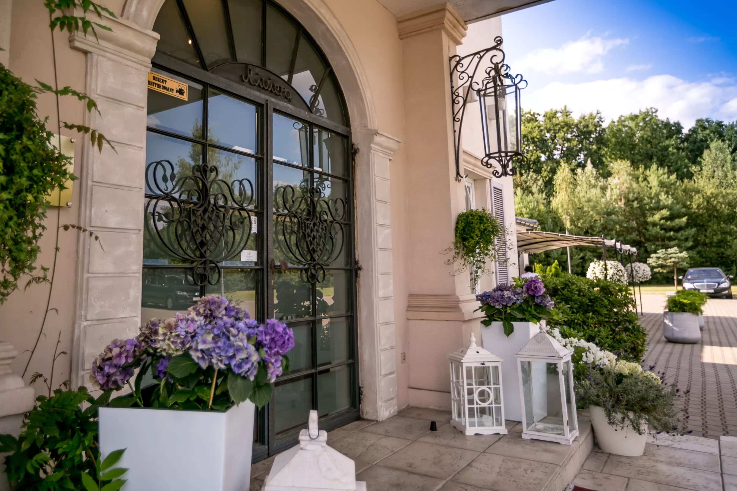 O której godzinie zaczyna się i kończy doba hotelowa w hotelu Riviera?