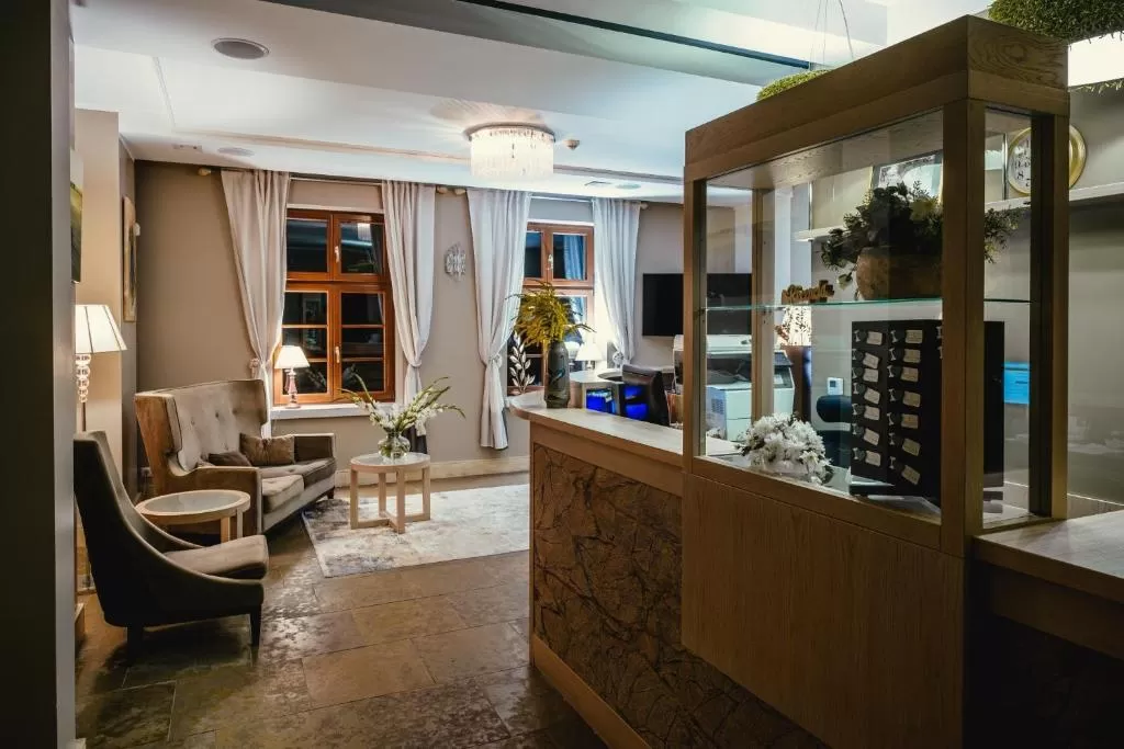 O której można dokonać zameldowania i wymeldowania z Hanza Pałac Hotel?