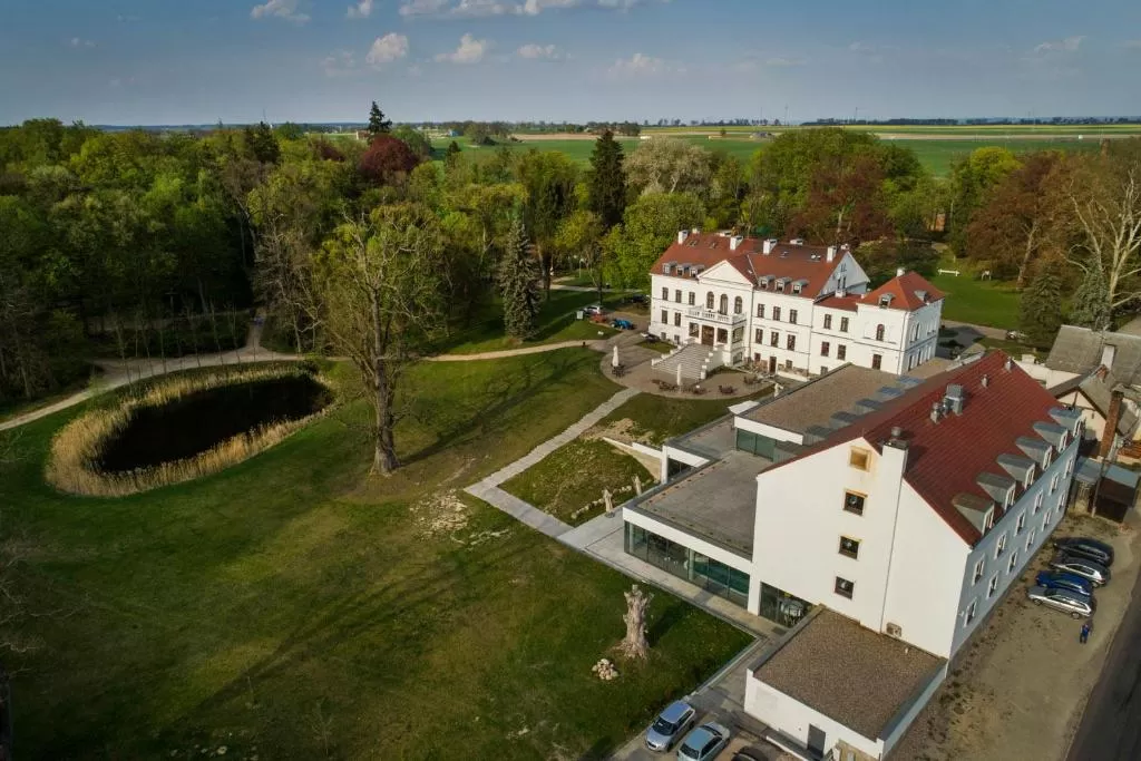Czy Hanza Pałac Hotel posiada własny parking?