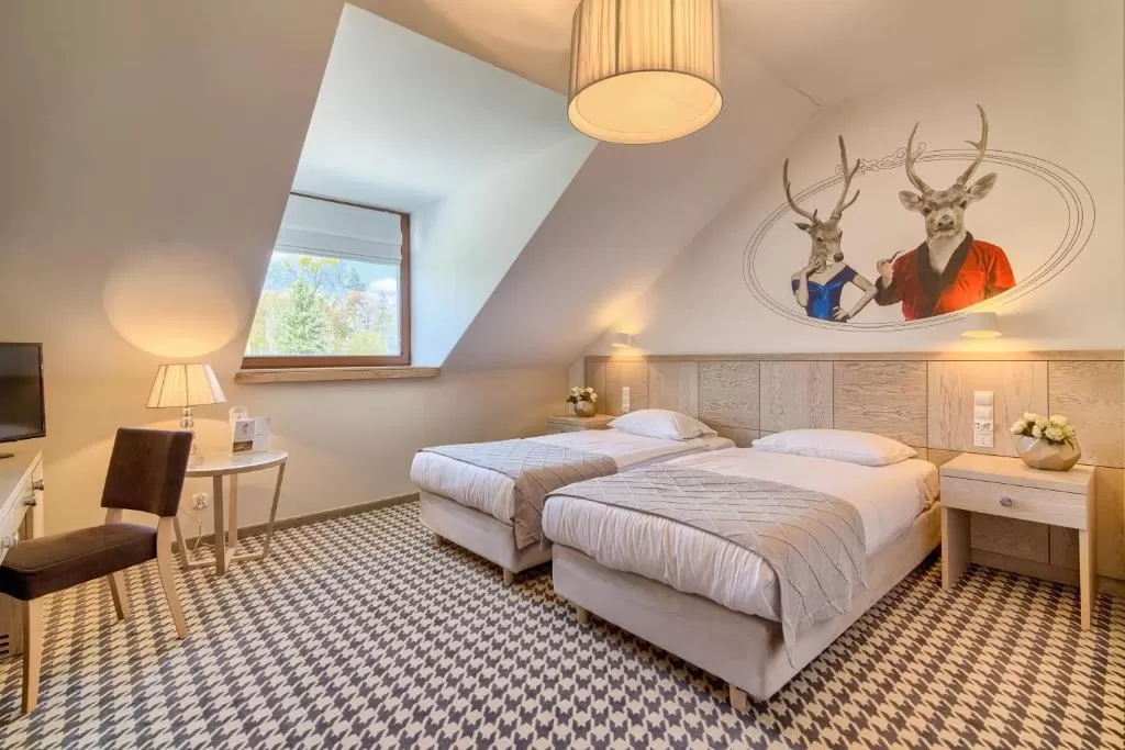 Jak wyposażone są pokoje w Hanza Pałac Hotel? Czy posiadają sejf, suszarkę do włosów, itd.?