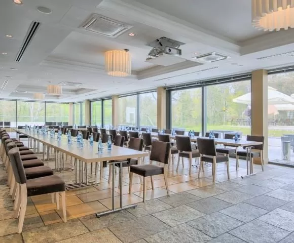 Na ile osób maksymalnie można zorganizować konferencję w Hanza Pałac Hotel?
