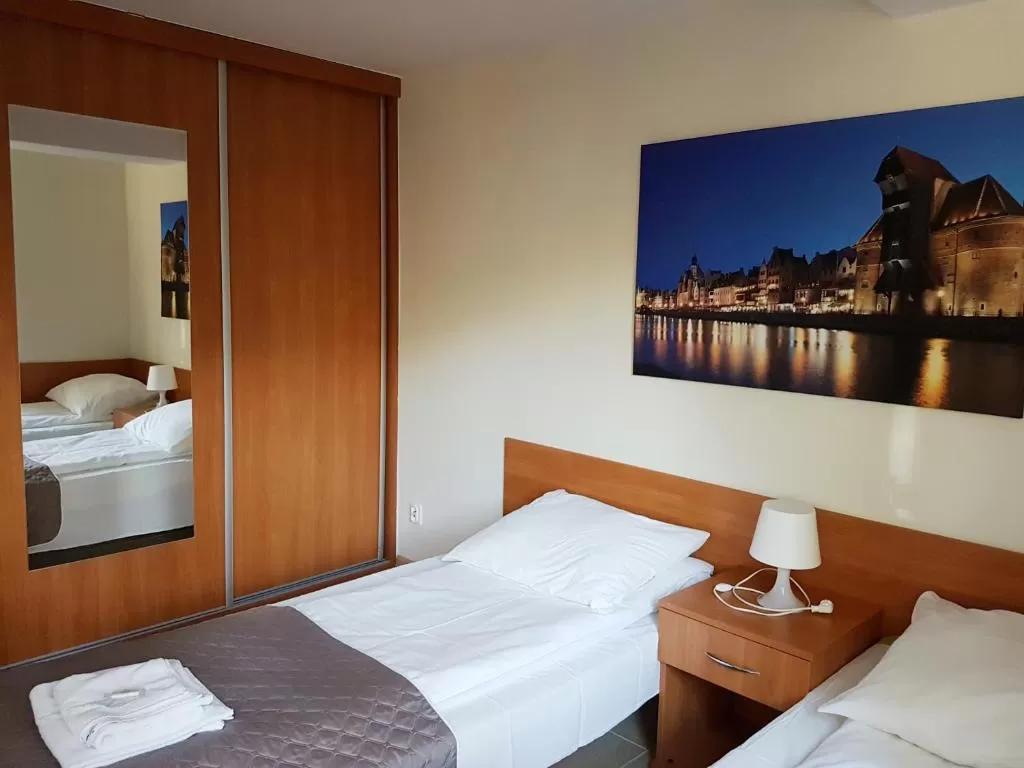 Jakie udogodnienia znajdziemy w pokojach hotelowych w ośrodku Bursztyn - czy jest telewizor, sejf itd.?