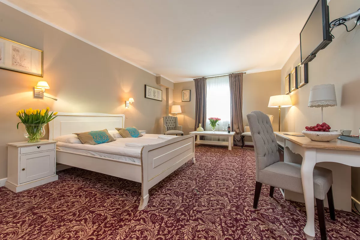 Jakie udogodnienia znajdują się w pokojach hotelowych - czy jest sejf, balkon itd.?