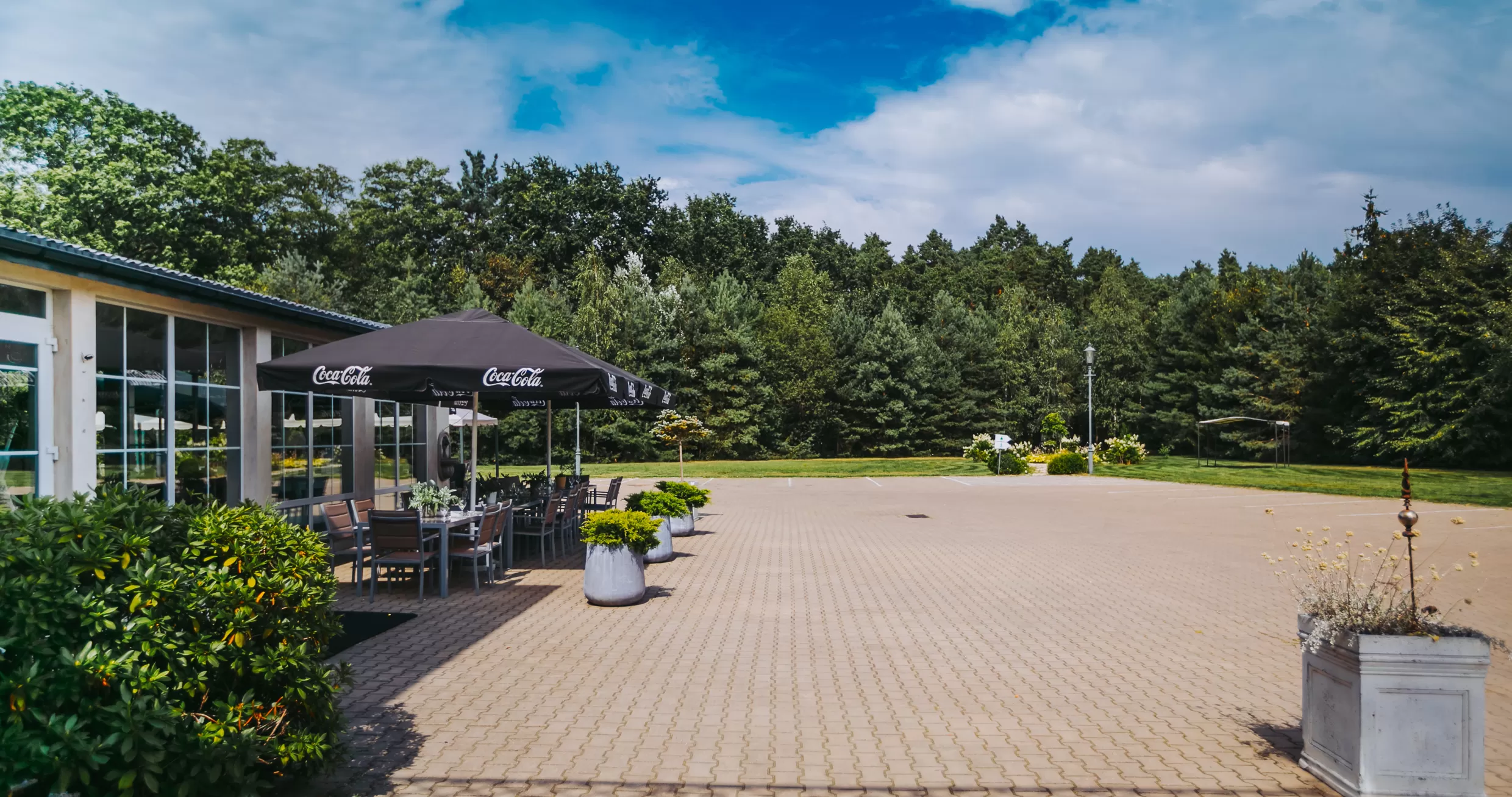 Czy hotel Riviera posiada własny parking?