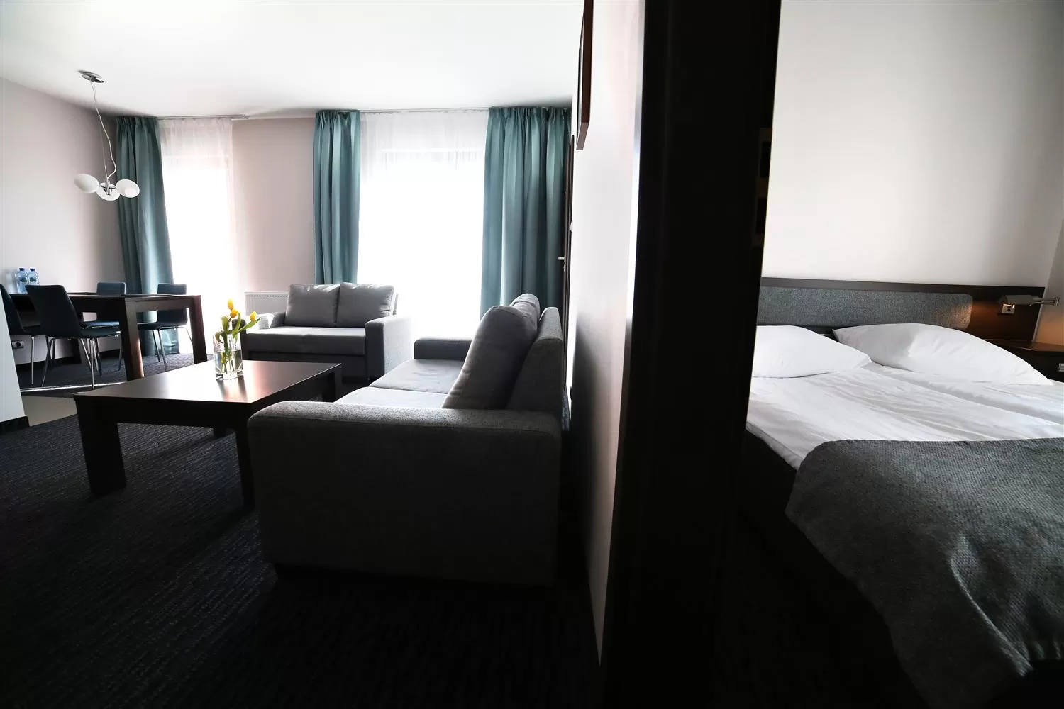 Co znajduje się na wyposażeniu pokoi hotelu Golden Tulip Gdańsk Residence? Czy jest lodówka, telefon, itd.?