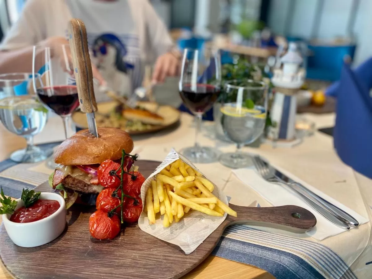 Co oferuje i w jakich godzinach czynna jest restauracja obiektu Golden Tulip Gdańsk Residence?