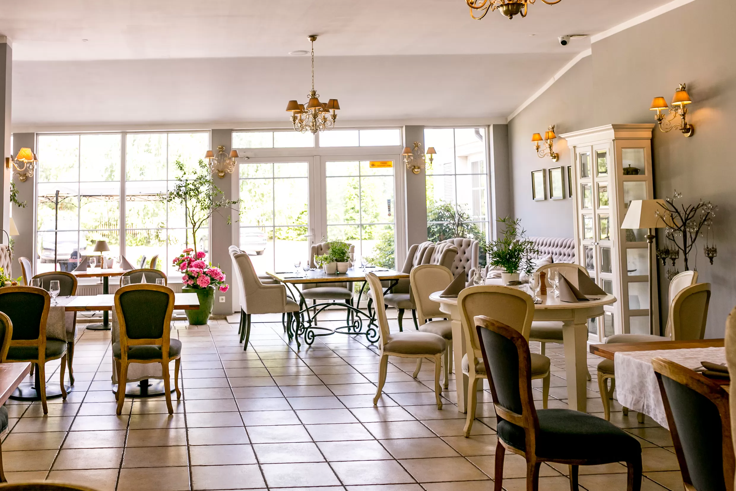 W jakich godzinach czynna jest restauracja hotelu Riviera?