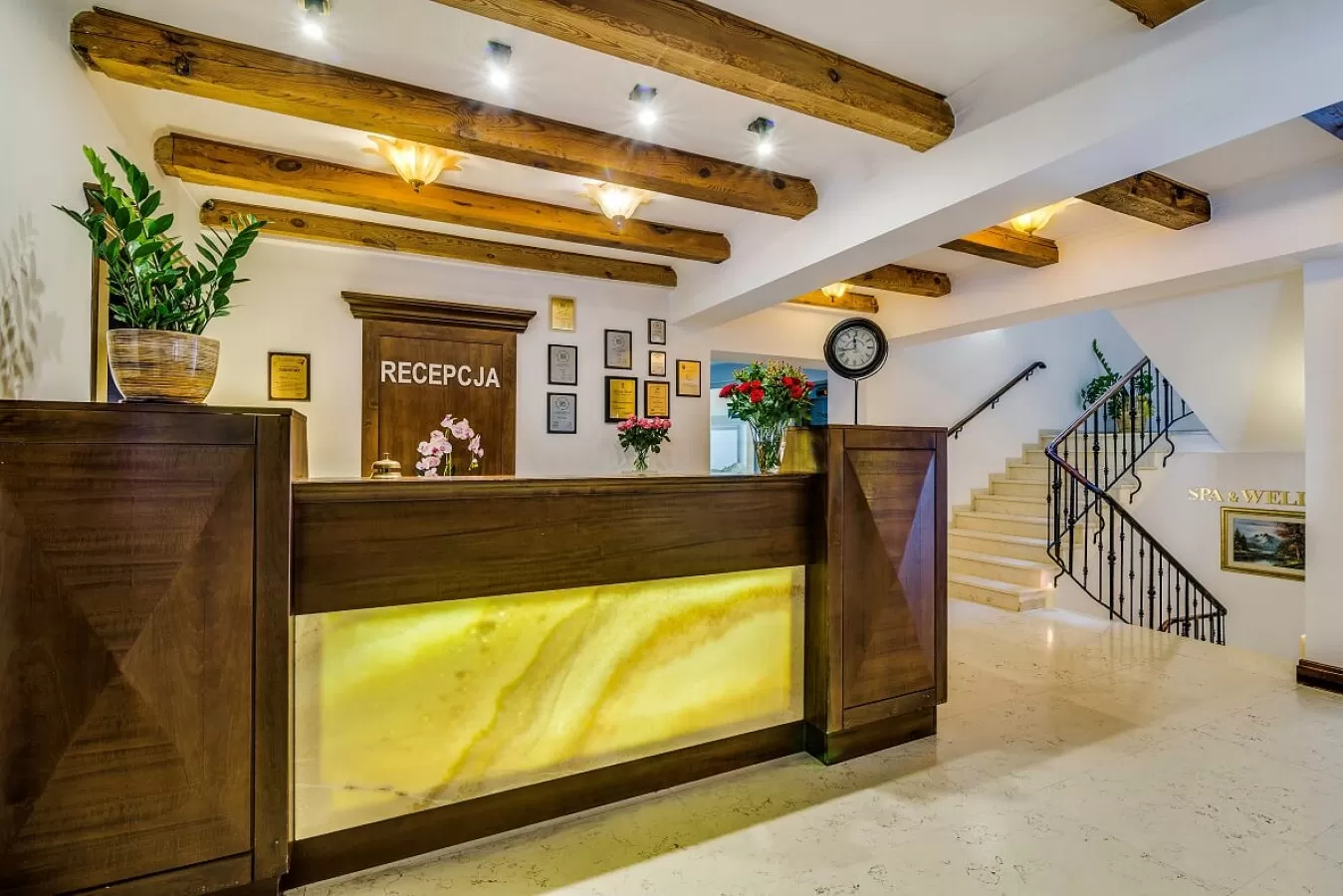 O której zaczyna się i kończy doba hotelowa w hotelu Lubicz?