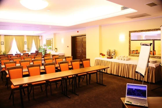 Na ile maksymalnie osób można zorganizować konferencję w hotelu Lubicz?