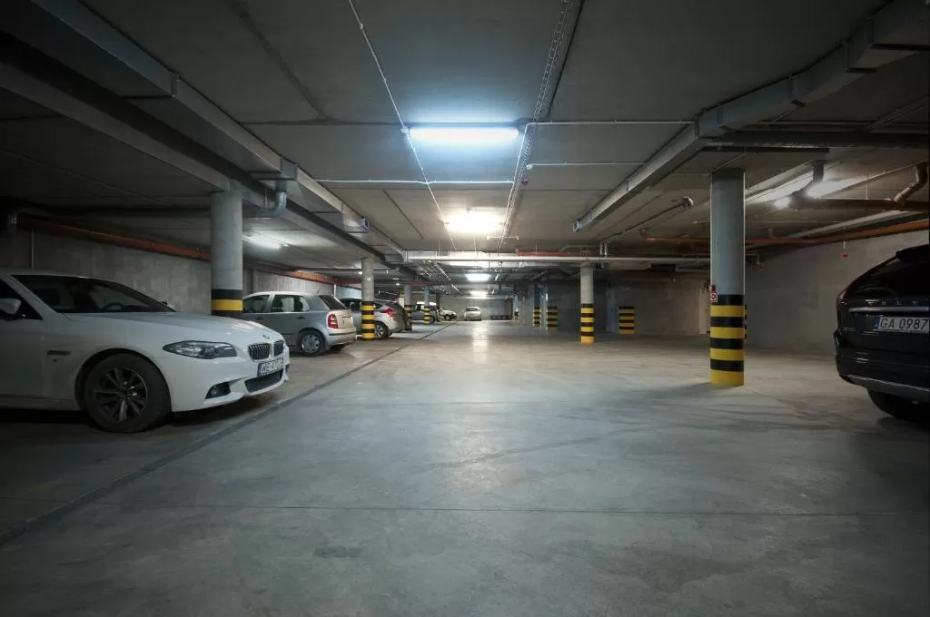 Czy hotel Oliwski dysponuje własnym parkingiem?