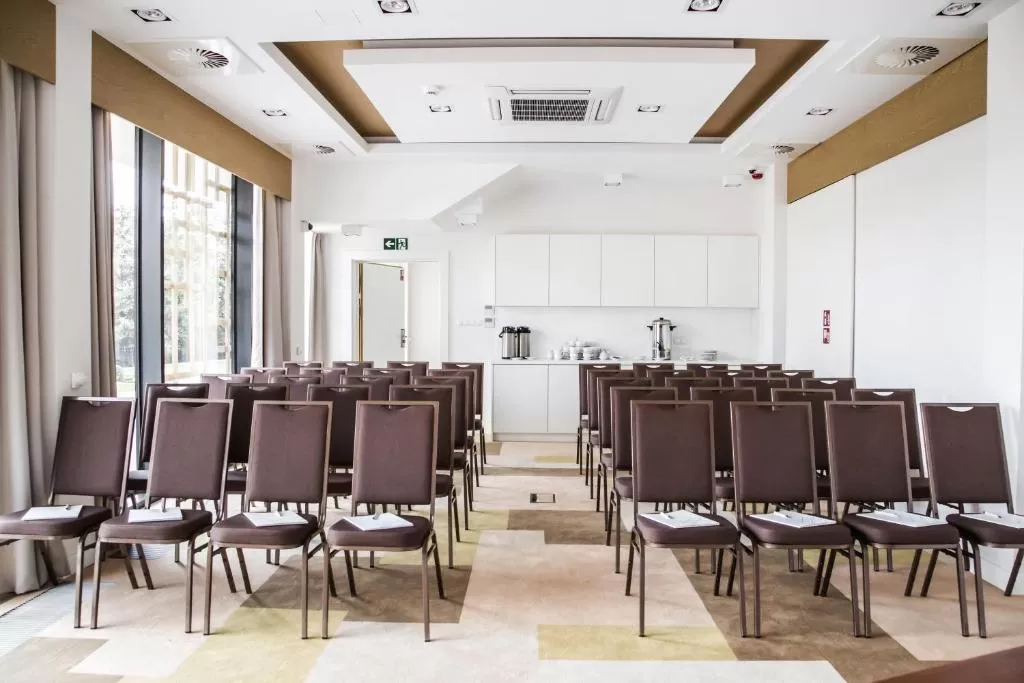 Na ile osób maksymalnie można zorganizować konferencję w obiekcie Platan?