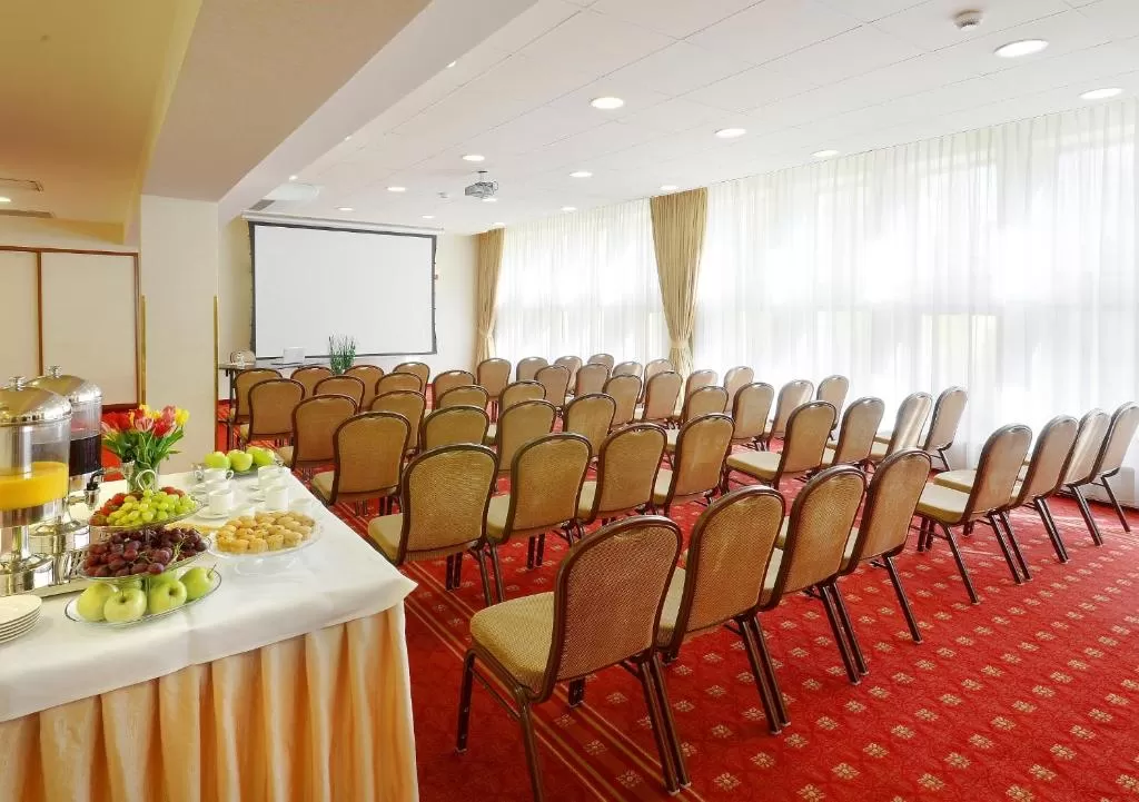 Na ile osób maksymalnie można zorganizować konferencję w obiekcie Wolne Miasto?