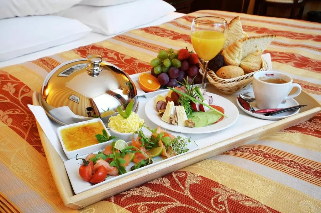 Co oferuje i w jakich godzinach czynna jest restauracja w hotelu Wolne Miasto?