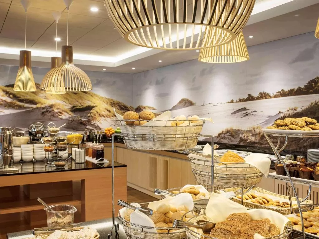 Czy w hotelu Mercure Gdańsk Posejdon znajduje się restauracja i w jakich godzinach jest ona czynna?