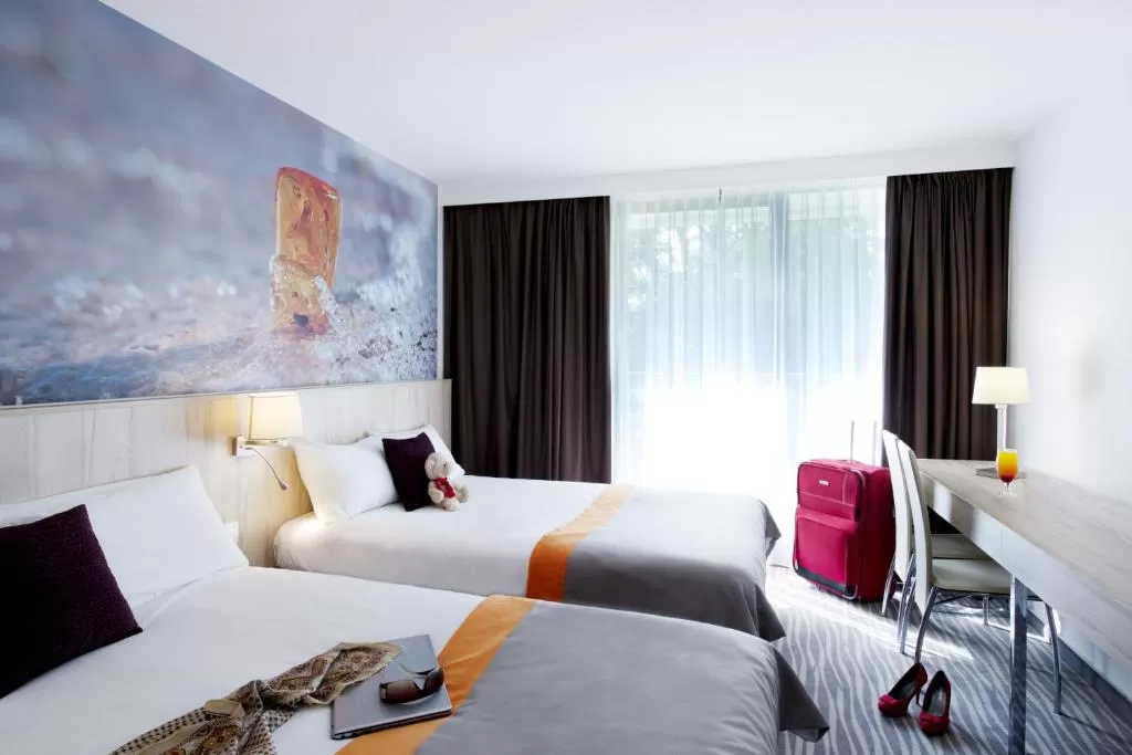 Co wchodzi w skład wyposażenia pokoi hotelu Mercure Gdańsk Posejdon? 