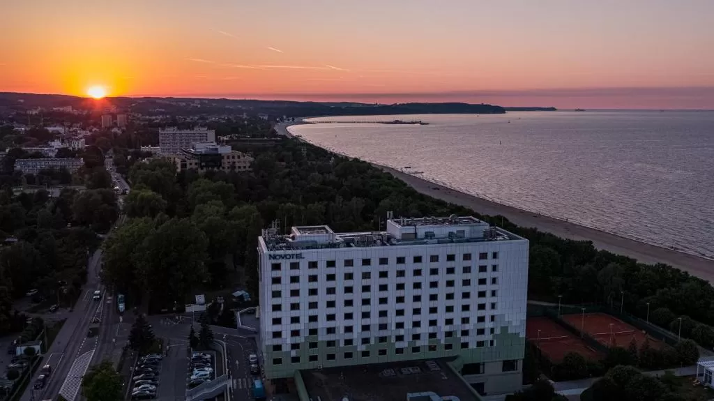 O której zaczyna się i kończy doba hotelowa w hotelu Novotel Marina Gdańsk?