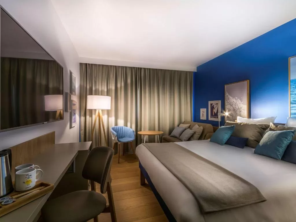 Co wchodzi w skład wyposażenia pokoi hotelu Novotel Marina Gdańsk? 