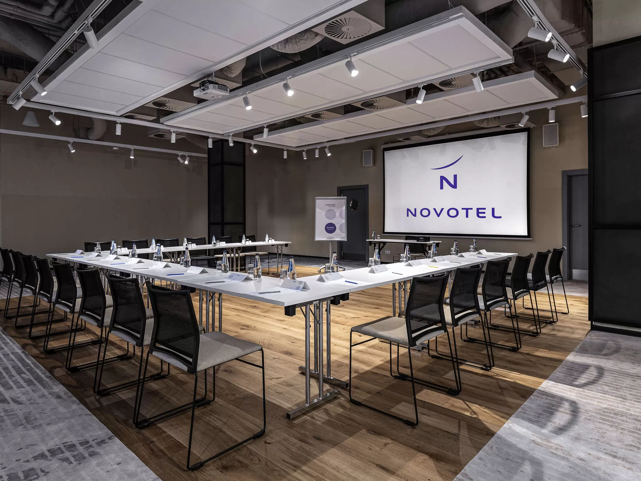 Na ile maksymalnie osób można zorganizować konferencję w obiekcie Novotel Marina Gdańsk?