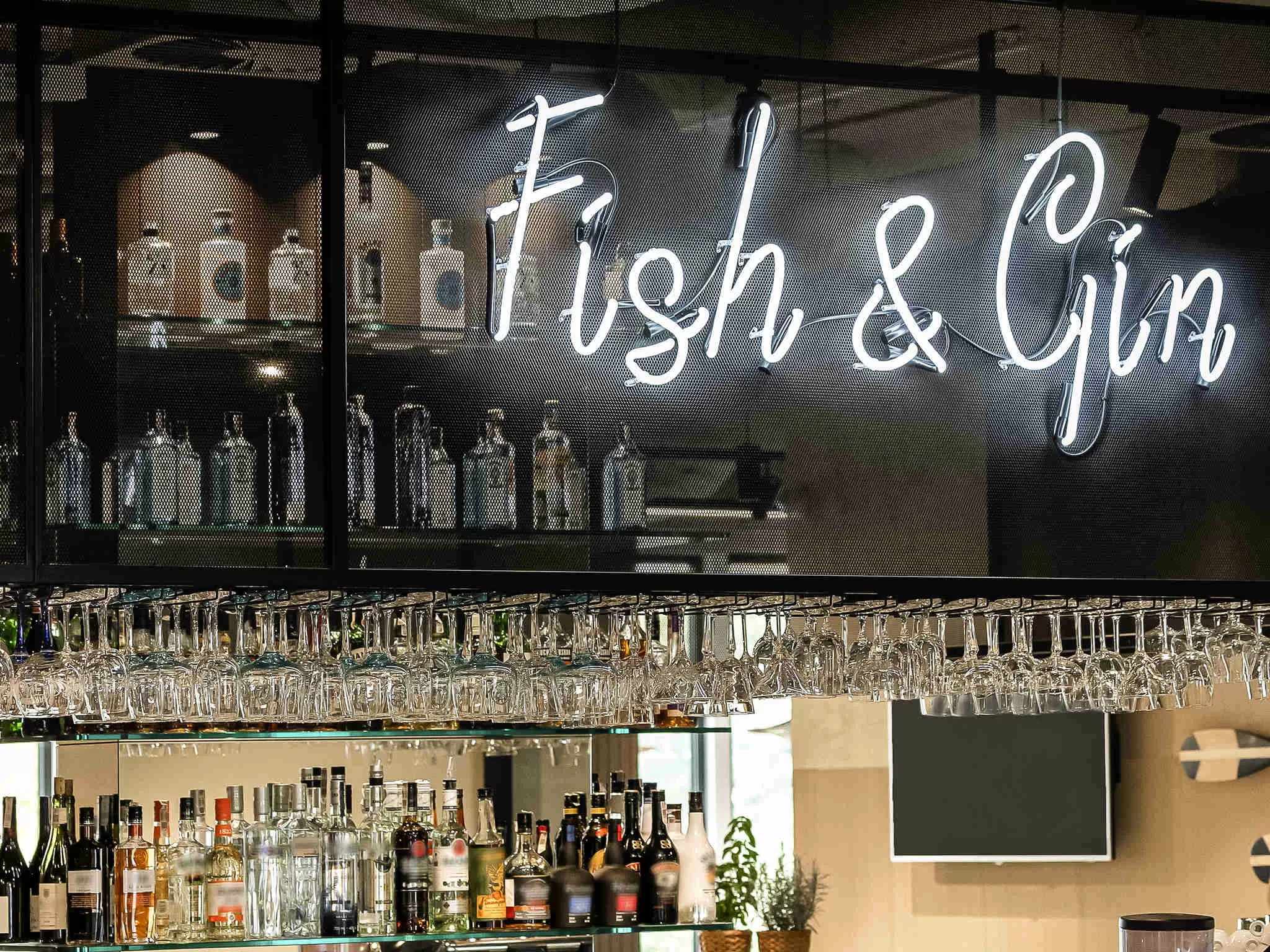 Co oferuje i w jakich godzinach czynna jest restauracja w hotelu Novotel Marina Gdańsk?