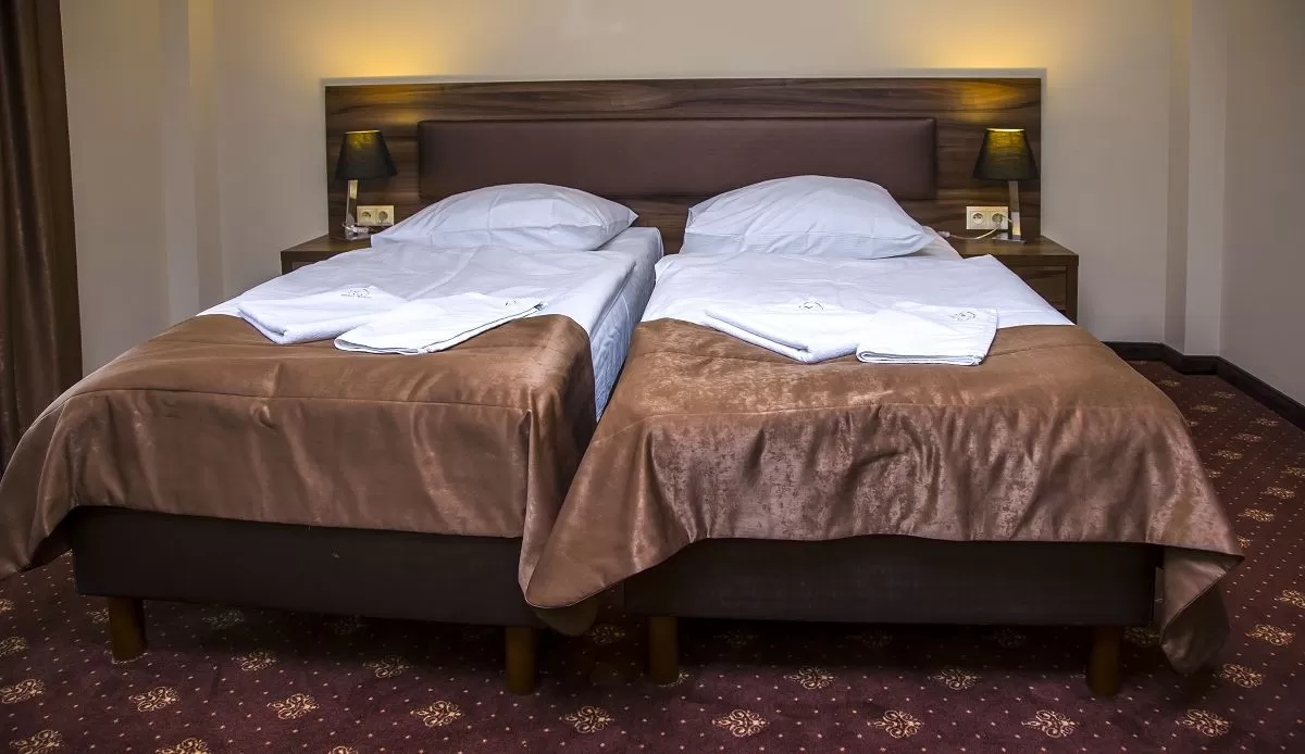 Co znajduje się na wyposażeniu pokoi w hotelu Morze w Ustce? Czy jest suszarka, sejf, itd.?