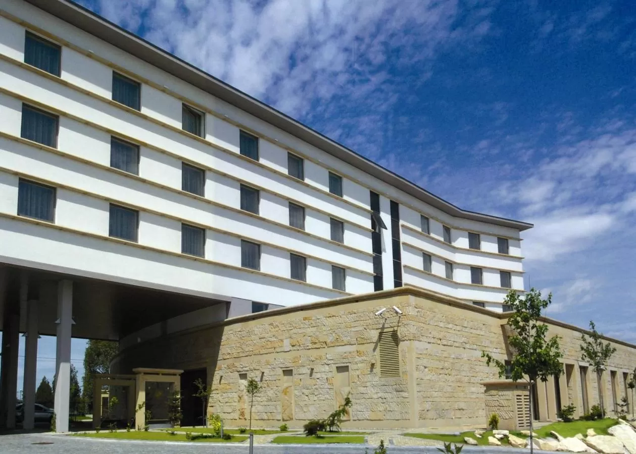 O której zaczyna się i kończy doba hotelowa w hotelu Sympozjum?