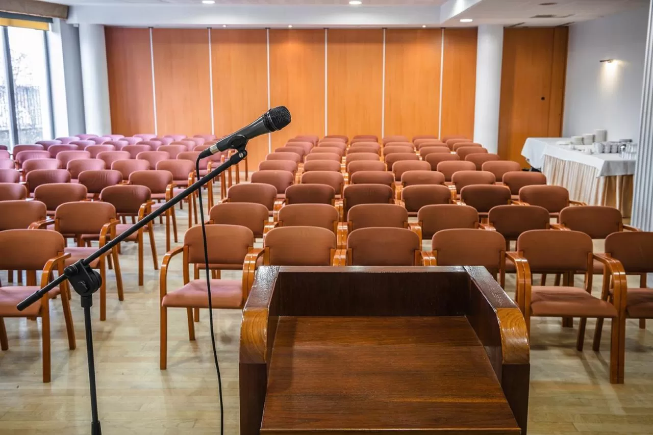Na ile maksymalnie osób można zorganizować konferencję w hotelu Sympozjum?