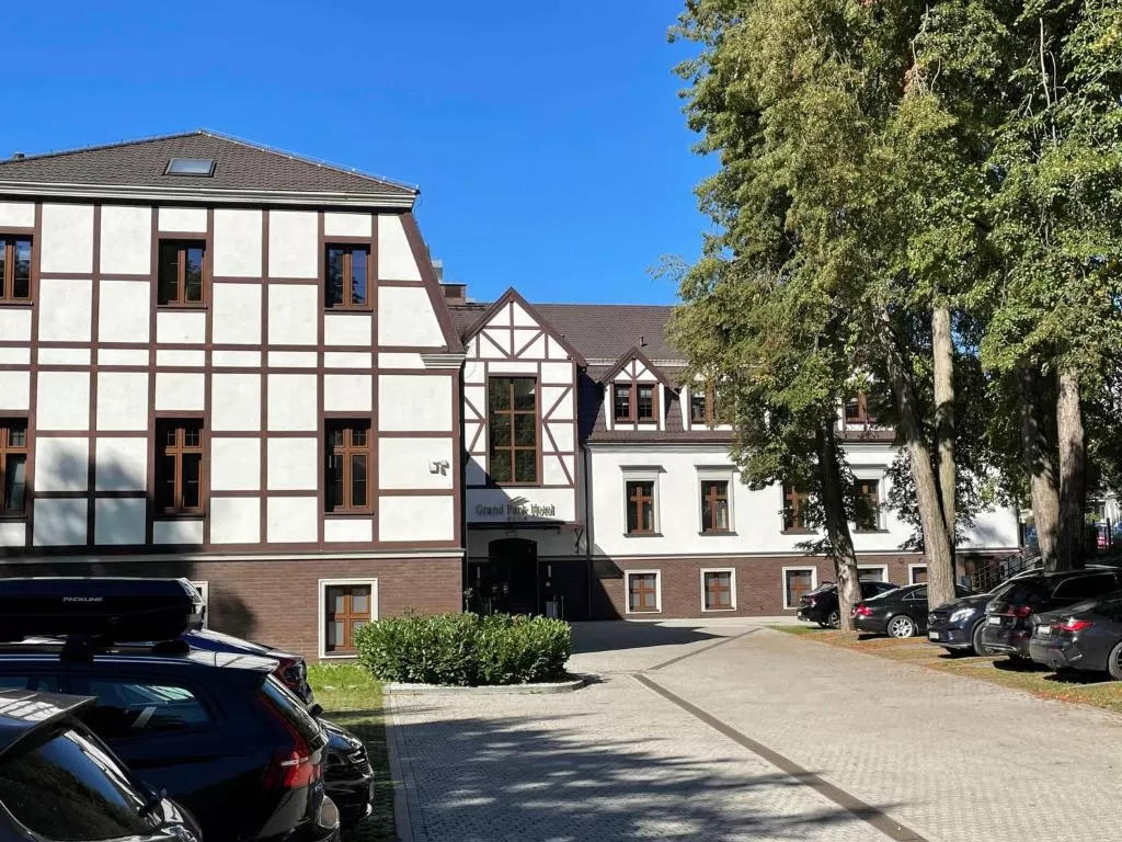 Czy Grand Park Hotel posiada własny parking?