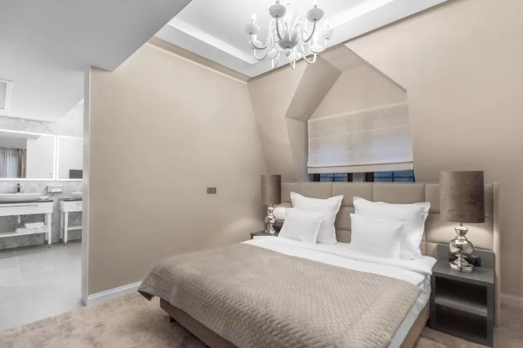 Co znajduje się na wyposażeniu pokoi Grand Park Hotel? Czy jest suszarka, sejf, itd.?