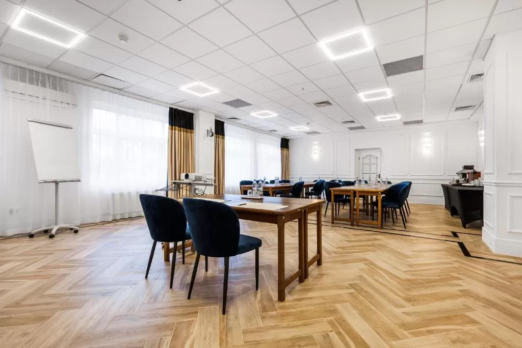Na ile maksymalnie osób można zorganizować konferencję w Prawdzic Resort & Conference?