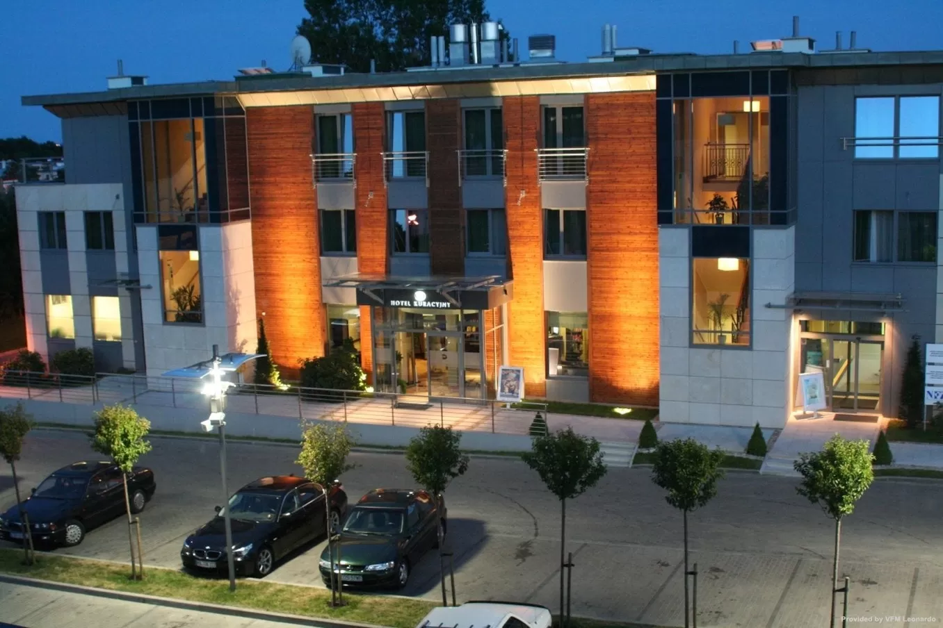 Czy hotel Kuracyjny posiada własny parking?