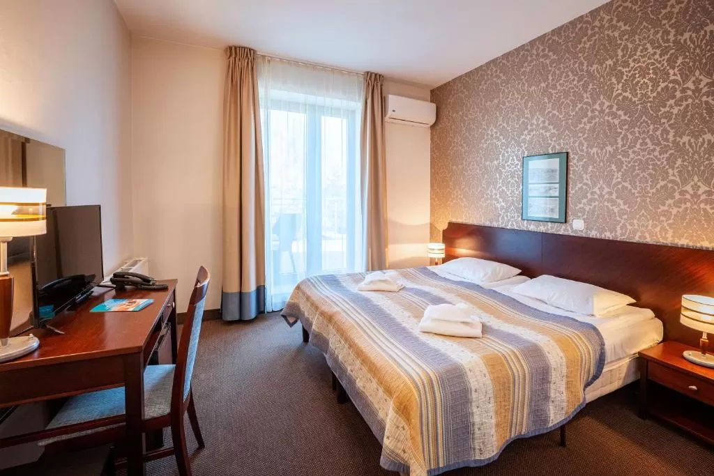 Co wchodzi w skład wyposażenia pokoi w hotelu Kuracyjnym?