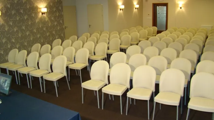 Na ile maksymalnie osób można zorganizować konferencję w hotelu Kuracyjny?