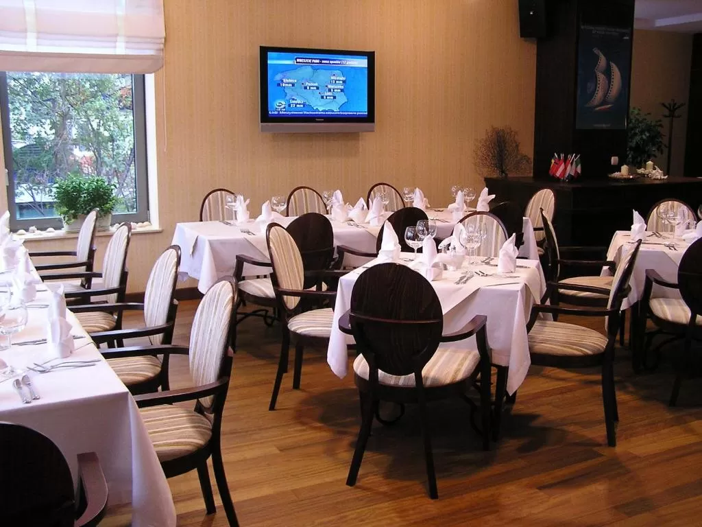 W jakich godzinach czynna jest restauracja w hotelu Kuracyjny?