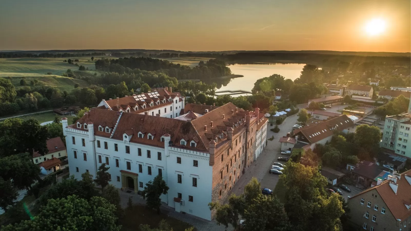 Czy znajdę sale konferencyjne na Mazurach w obiektach zabytkowych?