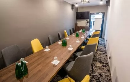 Na ile maksymalnie osób można zorganizować konferencję w hotelu Lavender?