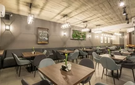 W jakich godzinach czynne są restauracje/bary hotelu Lavender?